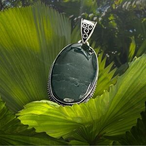 Hand Crafted BLOODSTONE GEMSTONE Dark Green Oval Stone Pendant Necklace